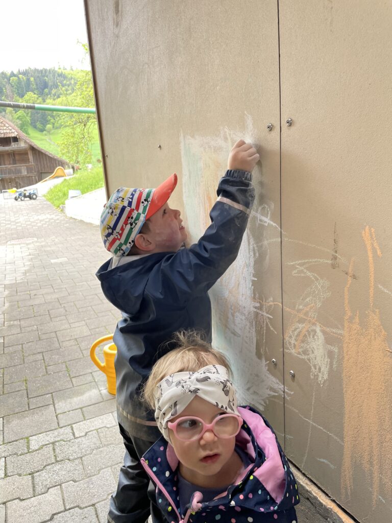 Wand verschönern - Kinder bemalen die Wand Bauernhofspielgruppe Oberburg bei Burgdorf, in Nähe von Hasle und Rüegsauschachen