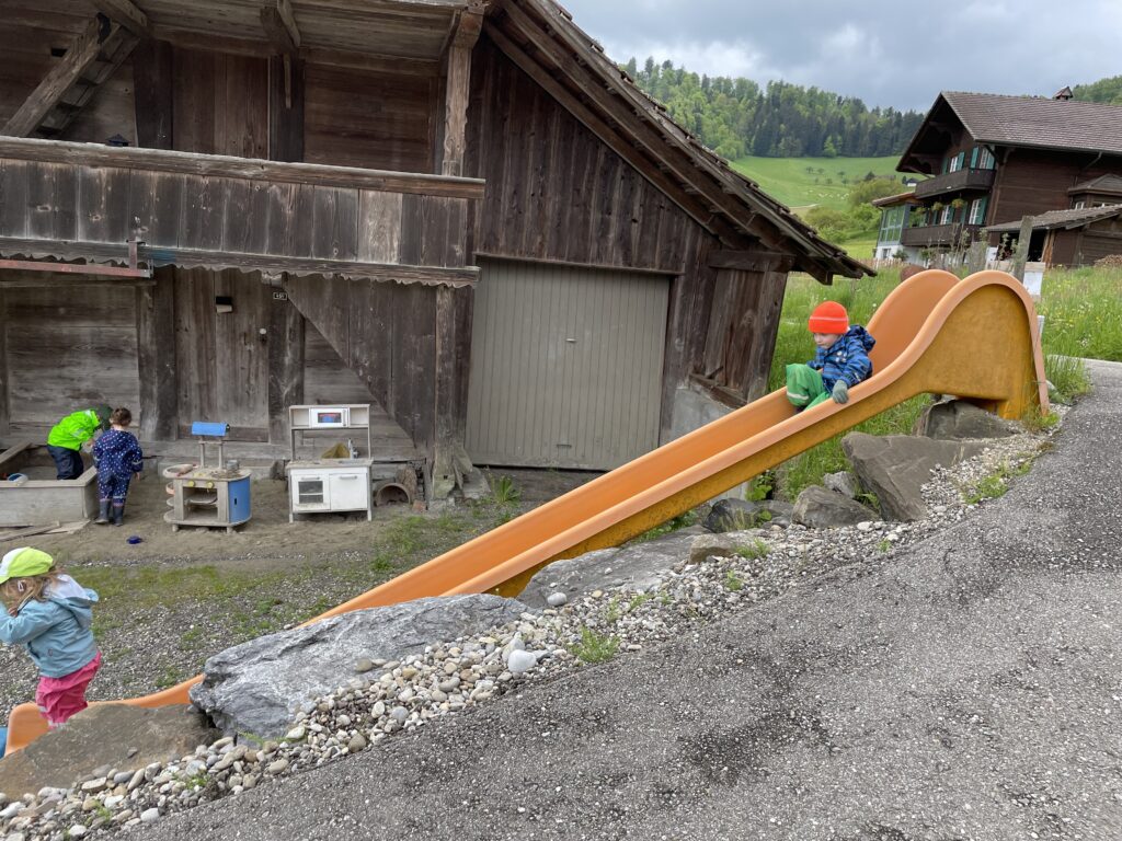 Rutschbahn Bauernhofspielgruppe Oberburg bei Burgdorf, in Nähe von Hasle und Rüegsauschachen