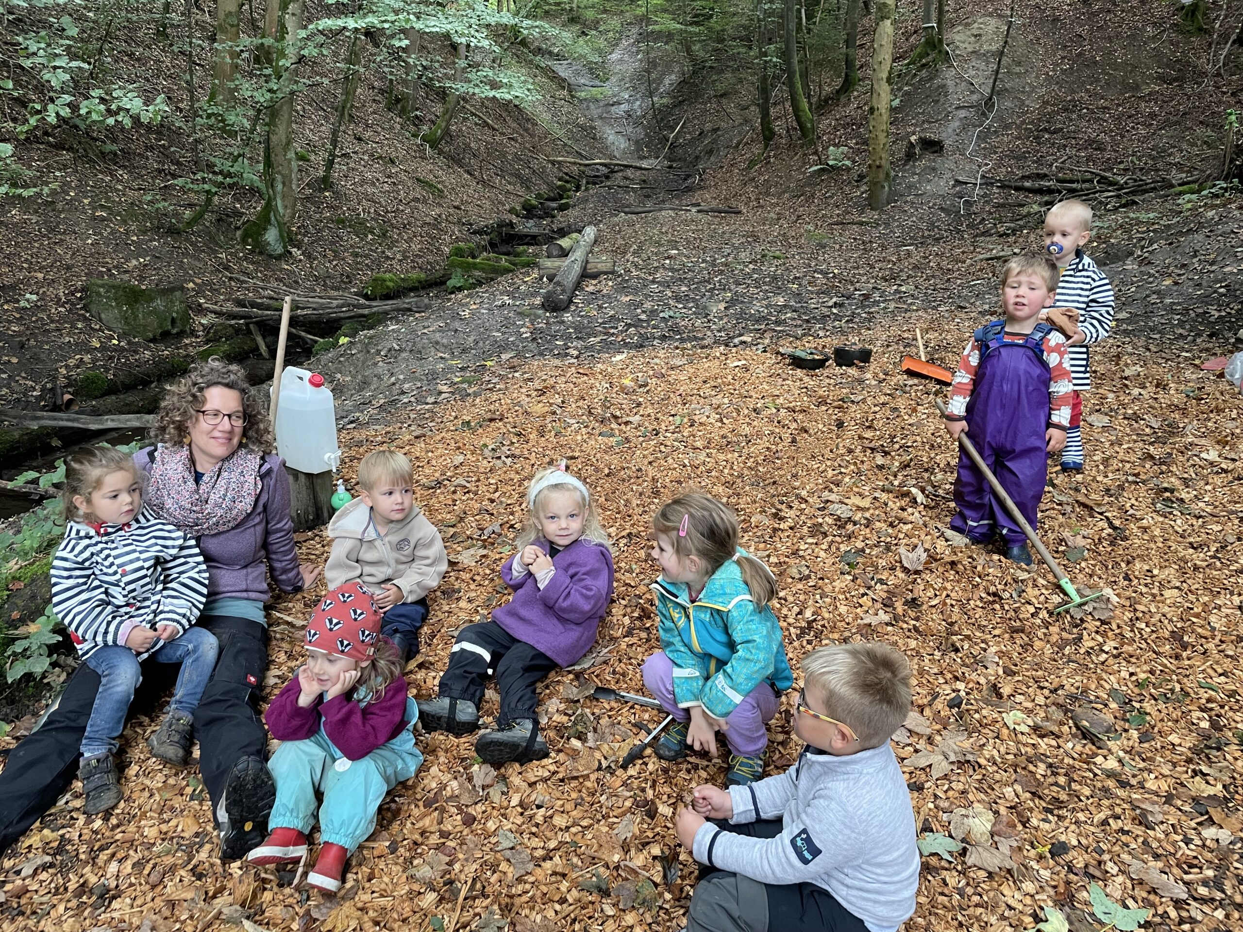 Gruppenbild Spielgruppe Oberburg Wald Herbst laub, Kinder draussen fröhlich sein