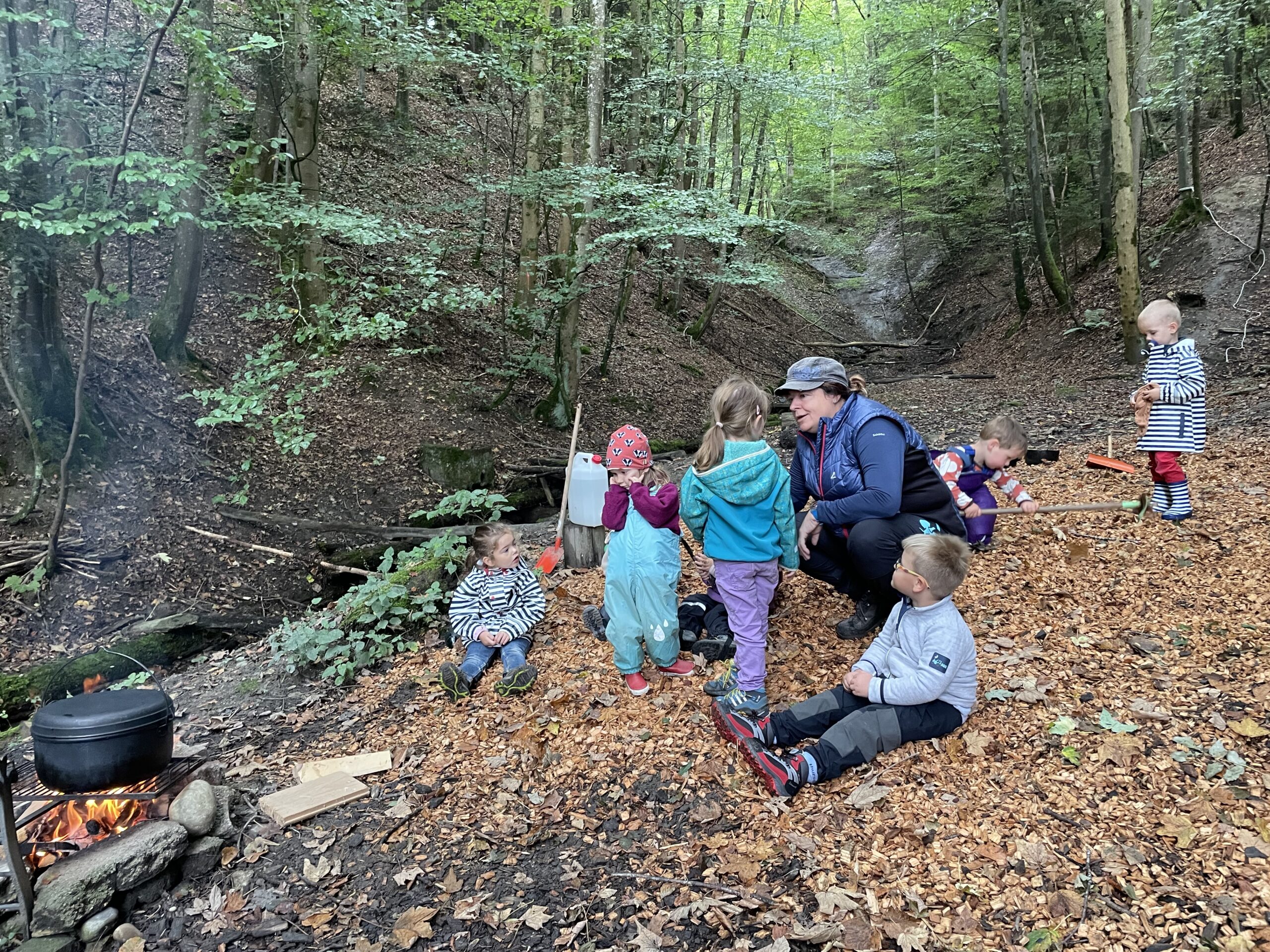 Zusammen die Natur entdecken für Spielgruppen-Kinder - feines Znüni über dem Feuer zubereitet