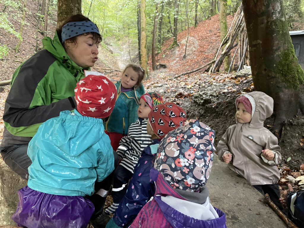 Geschichten erzählen Waldspielgruppe, Waldgeschichten für Kinder Spielen im Wald für Kinder!